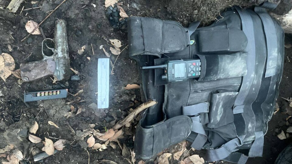 Тайник с боевым пистолетом, радиостанцией и бронежилетом нашли полицейские в Текели