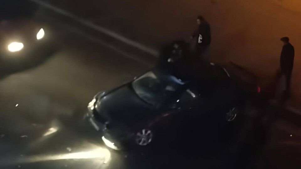 Автомобиль упал с моста на развязке в Алматы