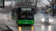 Почему алматинцы не могут дождаться автобуса на остановке