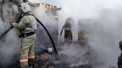 Пожар в горной местности ВКО тушат с помощью вертолёта