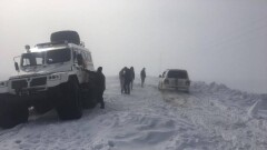 Четыре автомобиля в Карагандинской области застряли в снежном заносе