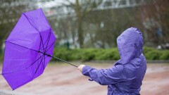 Рекламный баннер упал на женщину из-за сильного ветра в Астане