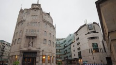 Мужчина в маске "Человека-паука" взобрался на статую штаб-квартиры BBC