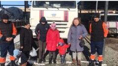 Таксист бросил двух женщин с детьми на перевале в Алматинской области