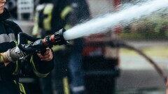 В Шымкенте загорелась крыша склада, один человек пострадал