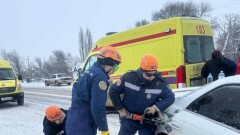 Трёх человек зажало в автомобиле после ДТП в Алматинской области