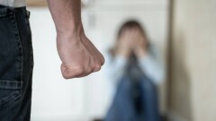 Полиция Актау разыскивает мужчину, напавшего на женщину при детях