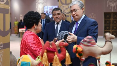 Касым-Жомарт Токаев посетил выставку ремесленников в Таразе и купил камчу
