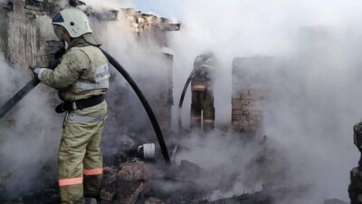 Пожар в горной местности ВКО тушат с помощью вертолёта