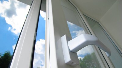 В Караганде из квартиры на четвёртом этаже выпала девушка