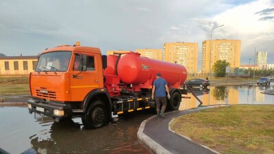 В Астане устраняют последствия дождя: улицы города затопило водой