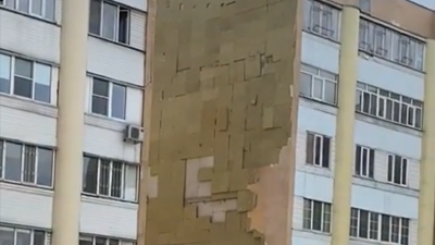 В Алматы часть облицовки ЖК обрушилась из-за сильного ветра. В акимате дали разъяснения