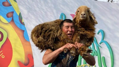 Казахстанский военный побил собственный рекорд, подняв барана 2050 раз