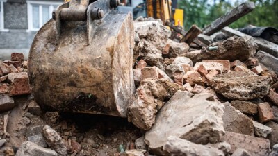 Отец убитой в Туркестанской области девочки требует снести дом осуждённого педофила