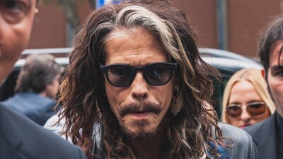 Вокалиста группы Aerosmith обвинили в сексуальном насилии 48-летней давности
