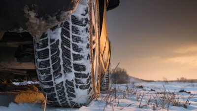 На трассе в СКО в кювет вылетел автобус с 25 пассажирами