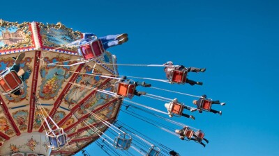 В Оренбурге рухнула карусель-цепочка. Пострадали 15 детей