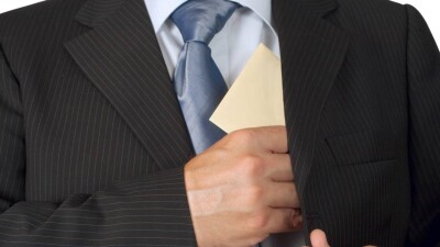 Покрывал дошкольные учреждения. Антикор поймал на взятке шымкентского чиновника