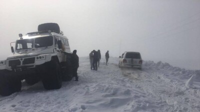 Четыре автомобиля в Карагандинской области застряли в снежном заносе
