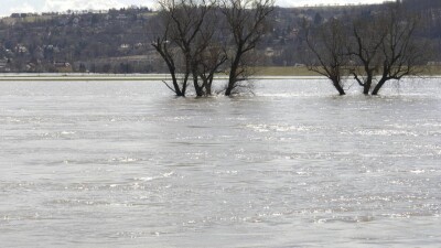 Ещё одно село оказалось под угрозой подтопления из-за размыва дамбы в Актюбинской области