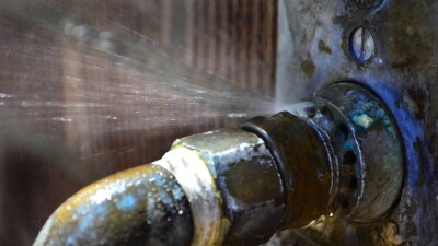 На крупную утечку питьевой воды пожаловались жители села Мангистау