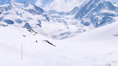 Спасатели вызволяют лыжника, пострадавшего в горах Алматы