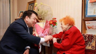 Учитель из Шымкента отметила 100-летний юбилей. Её поздравил глава Минпросвета