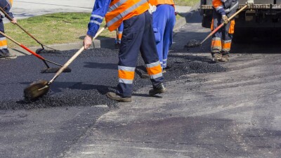 В Туркестанской области ремонтируют трассу на границе с Узбекистаном