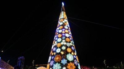 В Астане торжественно зажгли главную городскую ёлку