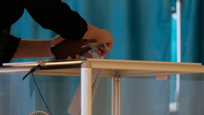 С избирательных участков в Казахстане вывели 32 человек