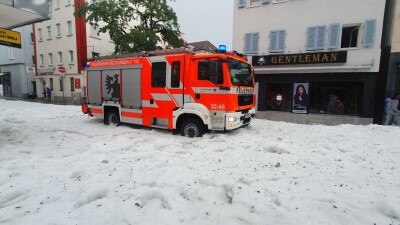 Снегоуборочные машины выехали на улицы города в Германии. Там выпал град толщиной до 30 см