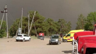 В акимате Абайской области сообщили о порывистом ветре, затрудняющем тушение пожара