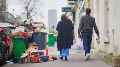 После забастовок на улицах Парижа скопилось более 10 тысяч тонн мусора