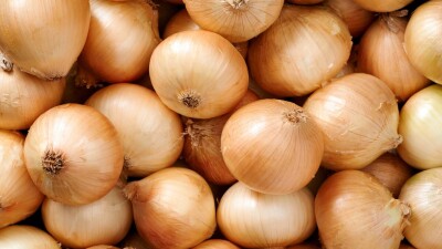 Казахстан приостановил запрет на экспорт лука