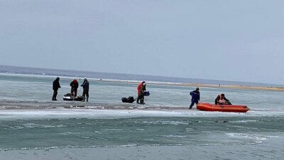 На Капшагайском водохранилище 12 рыбаков унесло от берега на отколовшейся льдине