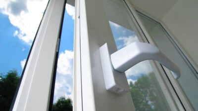 В Костанае школьница по неосторожности упала с четвёртого этажа
