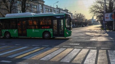 В Алматы из-за обвала грунта временно изменили схему движения двух троллейбусов