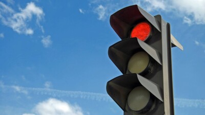 Светофор рухнул на беременную женщину в Таразе