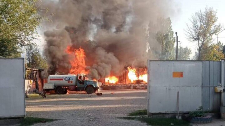 40 баллонов с газом вспыхнули на заправке в Алматинской области. Пострадали два человека