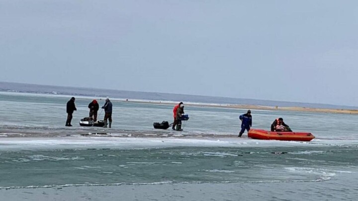 На Капшагайском водохранилище 12 рыбаков унесло от берега на отколовшейся льдине