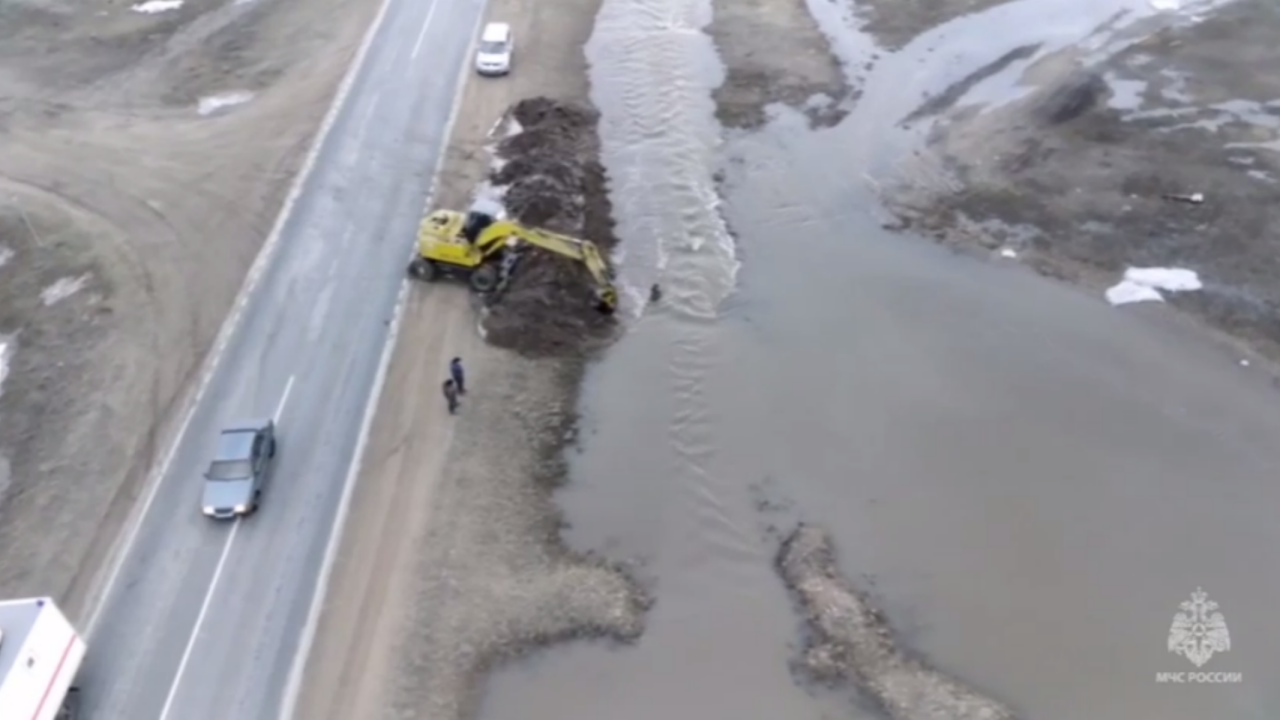 Кадр из видео: паводки в Алтайском крае / МЧС РФ