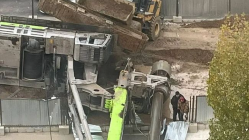 Буровая установка со стройки LRT упала на автомобиль в Астане