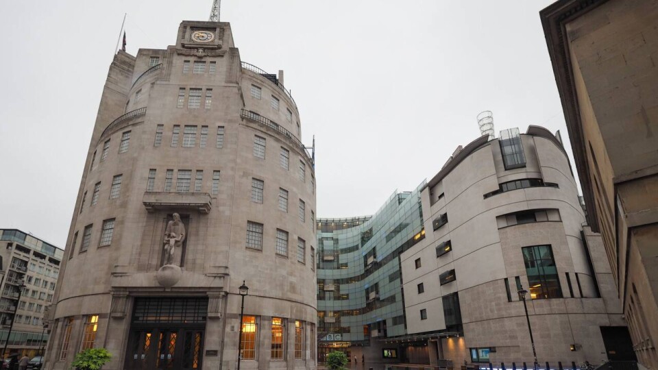 Мужчина в маске "Человека-паука" взобрался на статую штаб-квартиры BBC