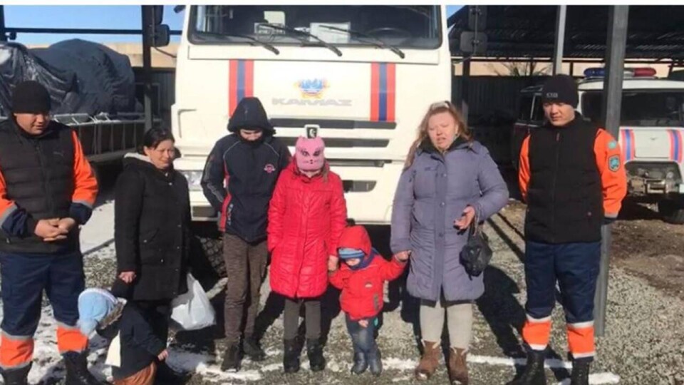 Таксист бросил двух женщин с детьми на перевале в Алматинской области