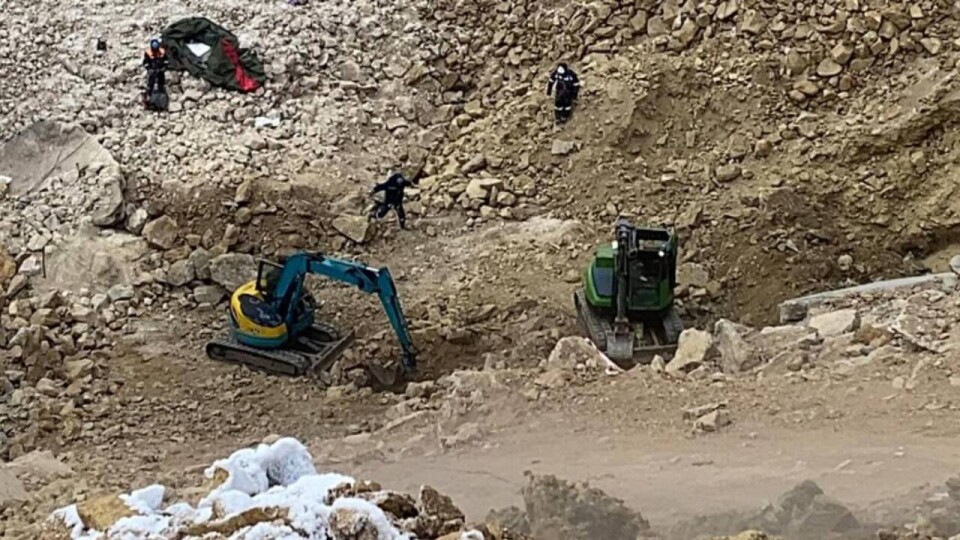 Автобус провалился в воронку в Павлодарской области: на поиски спустили второй экскаватор
