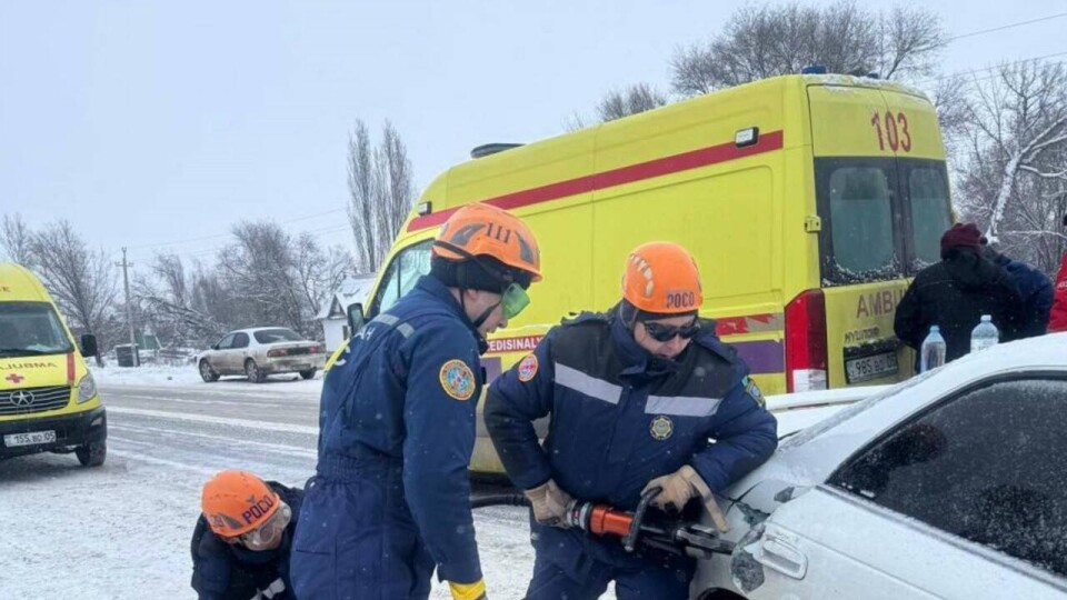 Трёх человек зажало в автомобиле после ДТП в Алматинской области