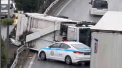 Мусоровоз перевернулся в Алматы: пострадали водитель и его пассажир