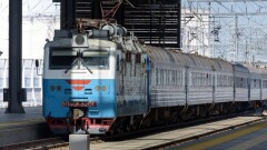 Какие поезда в Казахстане задерживаются из-за схода вагонов