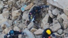 "Говорить о сроках рано". Глава МЧС оценил шансы достать автобус, провалившийся в воронку в Павлодарской области