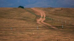 Туристы не смогут отдыхать на территории обсерватории на плато Асы – дорогу перегородили забором